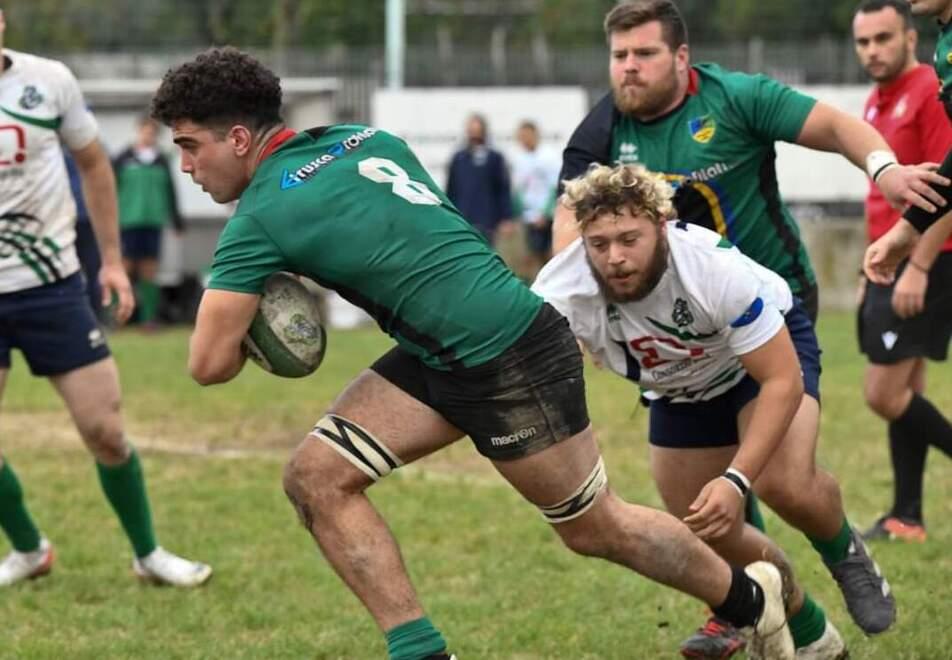 Ceccanti con la palla braccato dai rivali del Gispi Prato (foto Raffaella Vecci)