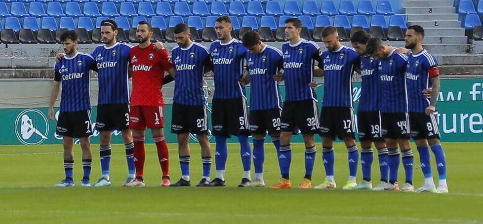 La truppa nerazzurra schierata sul terreno dell’Arena Garibaldi (foto Muzzi)