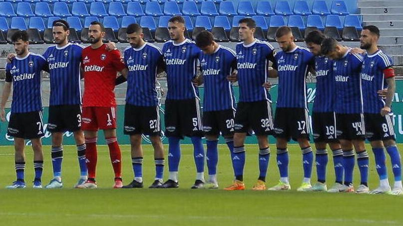 La truppa nerazzurra schierata sul terreno dell’Arena Garibaldi (foto Muzzi)