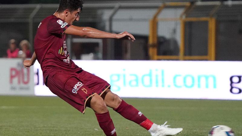 L’esterno Samuele Angori al tiro (foto Silvi)