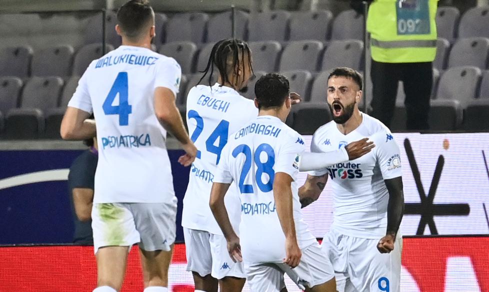 La gioia di “Ciccio” Caputo e compagni dopo il gol messo a segno al Franchi contro la Fiorentina