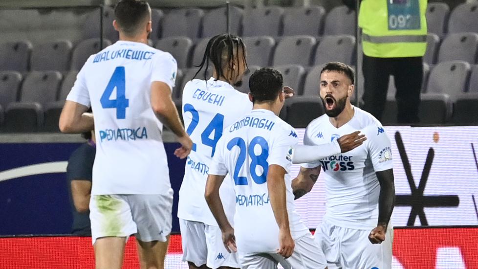 La gioia di “Ciccio” Caputo e compagni dopo il gol messo a segno al Franchi contro la Fiorentina