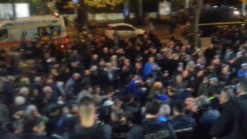 La contestazione dei tifosi biancazzurri davanti alla tribuna centrale
