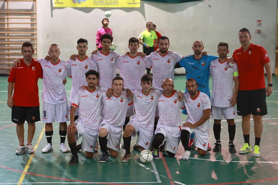 La formazione del Futsal Lucchese che si è imposta alla palestra dell’Itis ai bianconeri del Viareggio