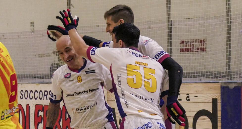 Pedro Gil mentre esulta con Federico Ambrosio dopo un gol (foto Roberto Paglianti)