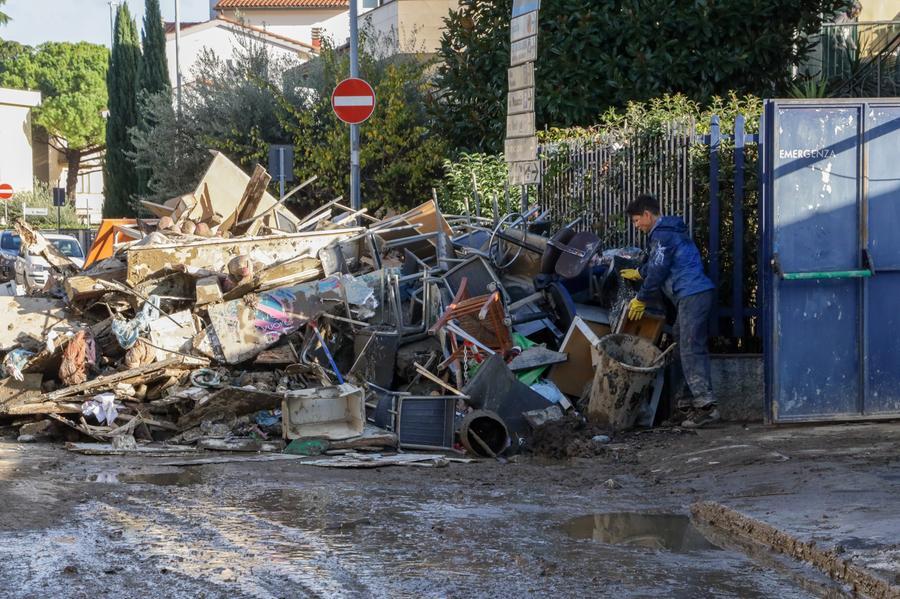 
	I rifiuti accatastati dopo l'alluvione a Campi Bisenzio&nbsp;


