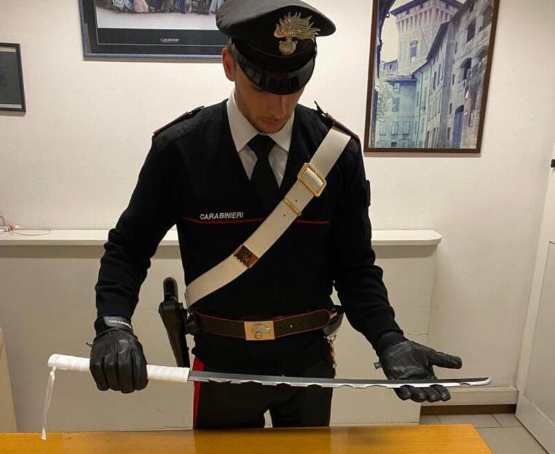 Va in giro in monopattino impugnando una katana