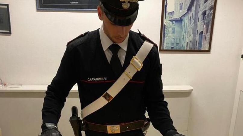 Va in giro in monopattino impugnando una katana