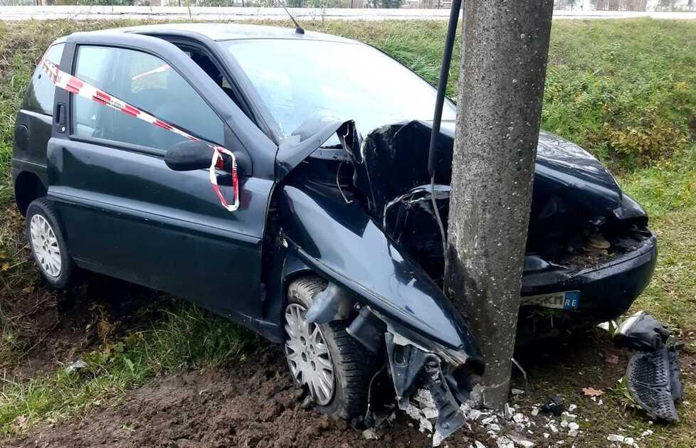 Si schianta contro un palo grave una 21enne di Luzzara