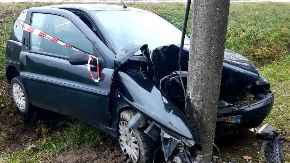 Si schianta contro un palo grave una 21enne di Luzzara