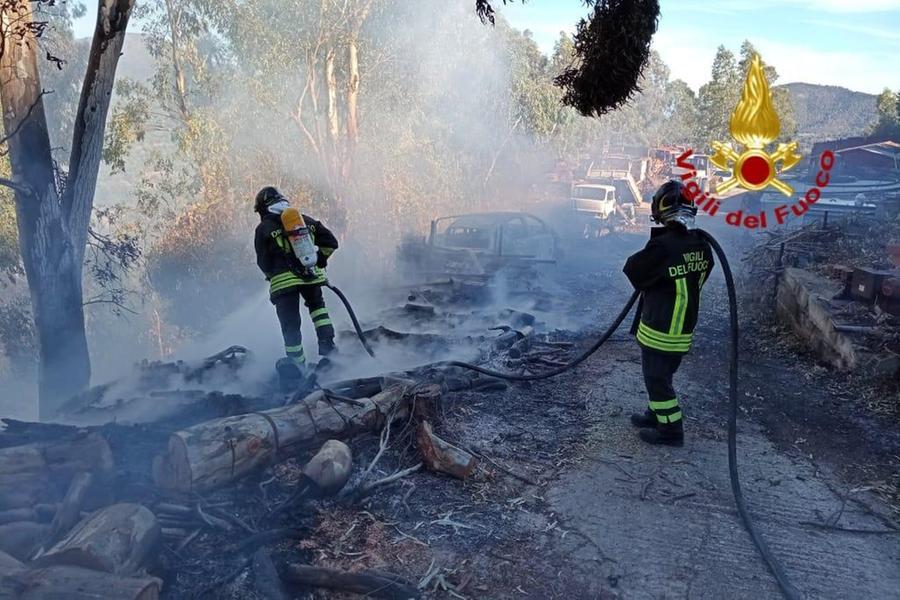 Jerzu, le fiamme devastano un cantiere e danneggiano un’auto