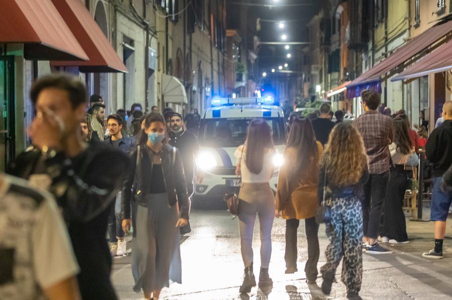 POLIZIA MUNICIPALE VIGILI URBANI.MOVIDA MERCOLEDI SERA PIAZZA VERDI E VIA CARLO MAYR COVID COVID19 CORONAVIRUS VIRUS