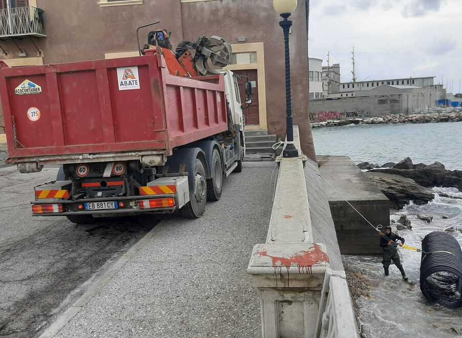 Livorno, recuperato nel mare davanti alla Terrazza un maxi tubo da 500 chili