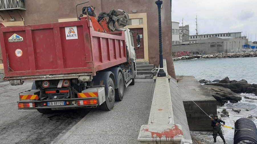 Livorno, recuperato nel mare davanti alla Terrazza un maxi tubo da 500 chili