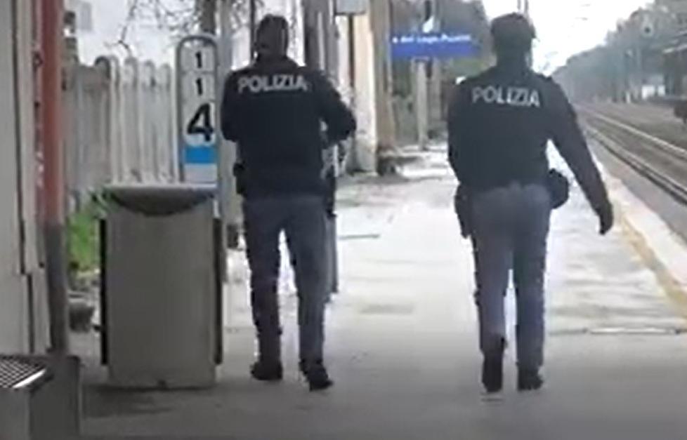 Stazione di Torre del Lago fuori controllo: indagini per trovare chi ha messo le grosse pietre lungo i binari