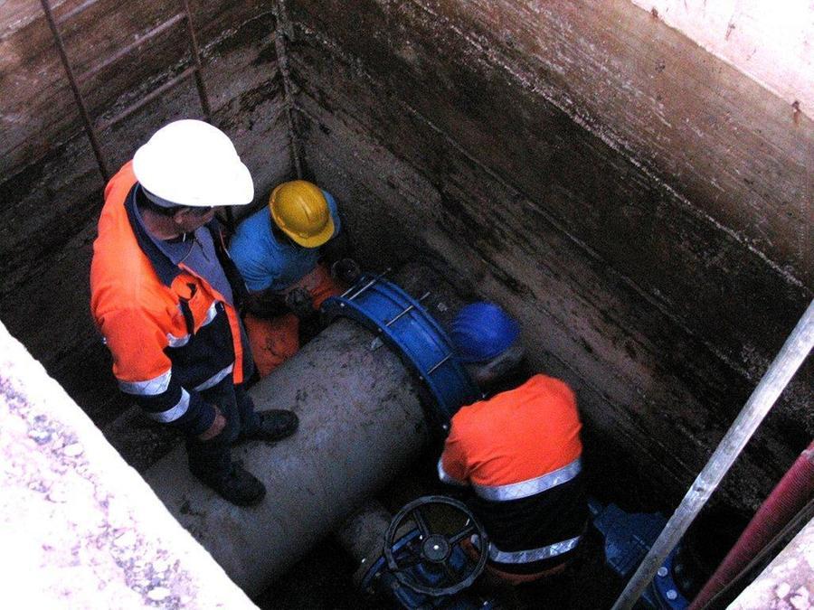 Gli operai del pronto intervento di Abbanoa al lavoro per riparare l’acquedotto di Siniscola