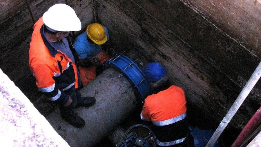 Gli operai del pronto intervento di Abbanoa al lavoro per riparare l’acquedotto di Siniscola