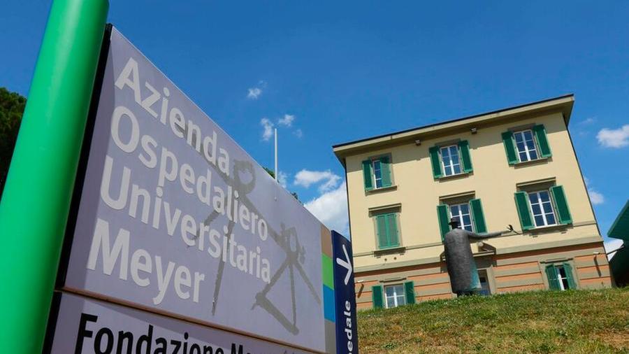 Firenze, bambino schiacciato dalla ringhiera a scuola. La mamma: «Non si è arrampicato, che paura vederlo lì sotto»