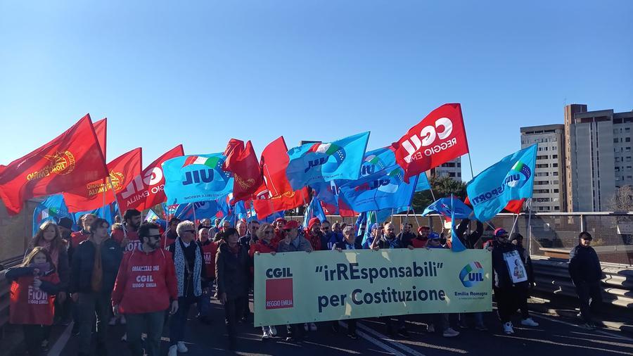 Reggio Emilia, lo sciopero dei 10mila lavoratori per dire no alla Finanziaria