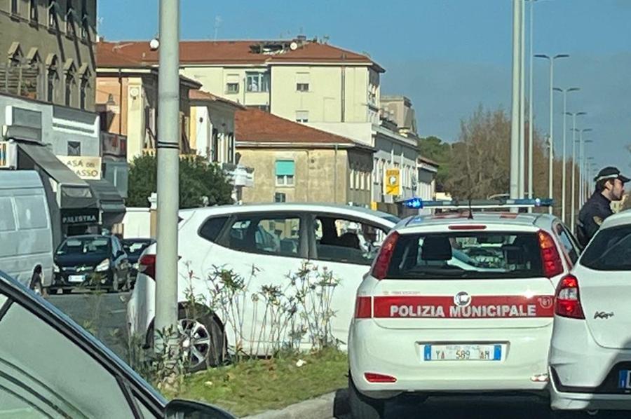 
	L'auto sullo spartitraffico (Foto Franco Silvi)

