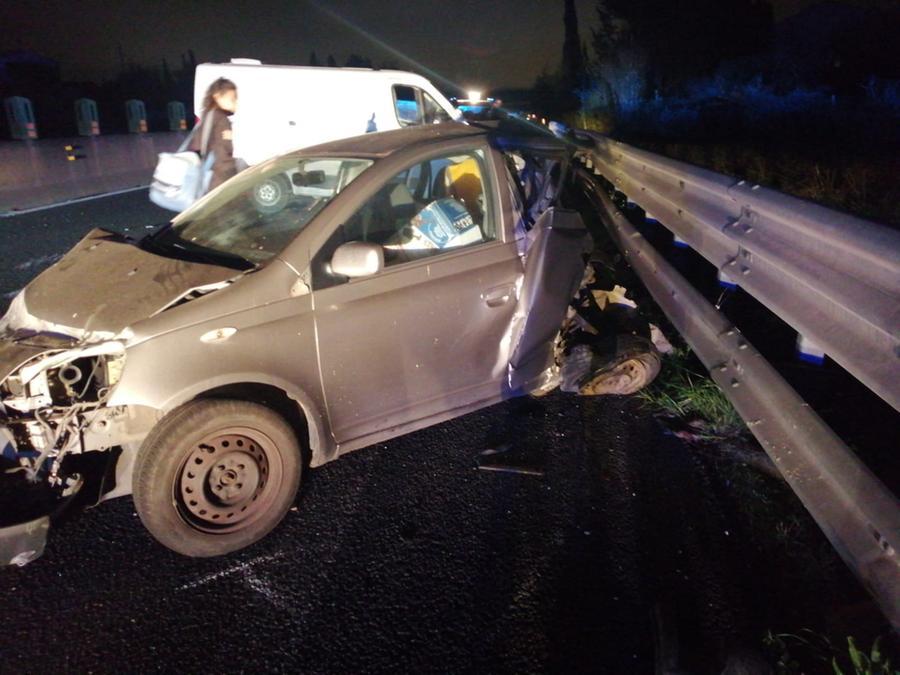 
	L'auto in panne distrutta dopo lo scontro col furgone (foto Nuvoli)


