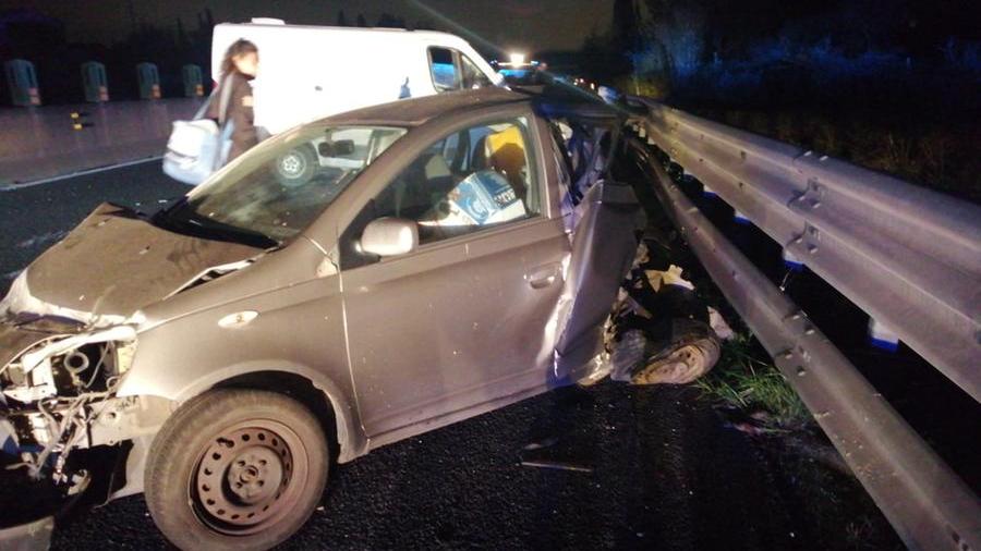 
	L&#39;auto in panne distrutta dopo lo scontro col furgone (foto Nuvoli)

