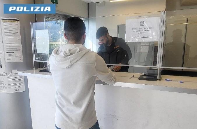 
	Lo sportello immigrazione della Questura

