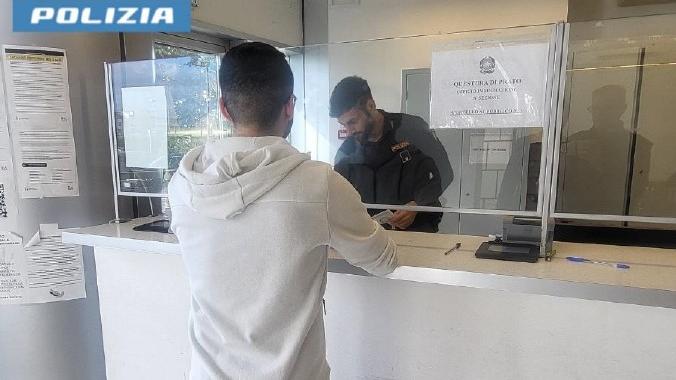 Lo sportello immigrazione della Questura