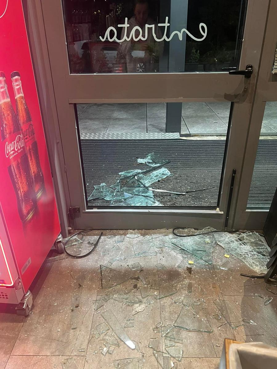 
	La porta spaccata del bar

