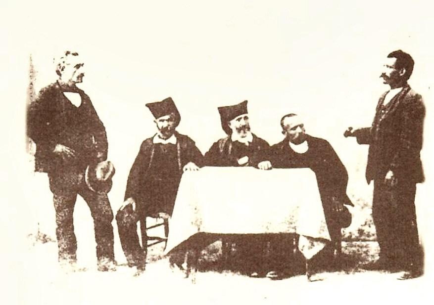 
	Una foto storica di una delle prime gare poetiche di poesia sarda estemporanea nell'Isola

