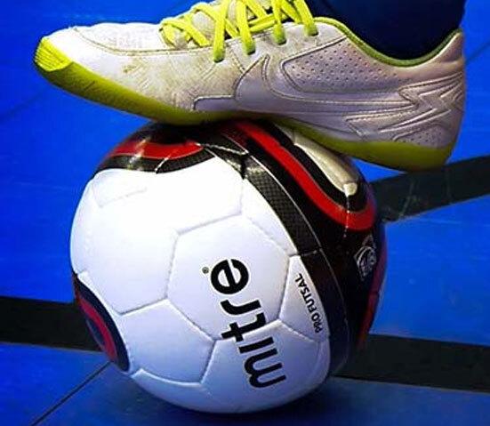 Modena. Entra in campo e stende con un pugno il portiere: condannato a risarcirgli 10mila euro