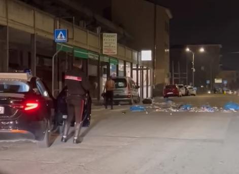 Ubriaco in centro a Sassuolo blocca il traffico, aggredisce i passanti e prende tutto a calci: bloccato dai carabinieri