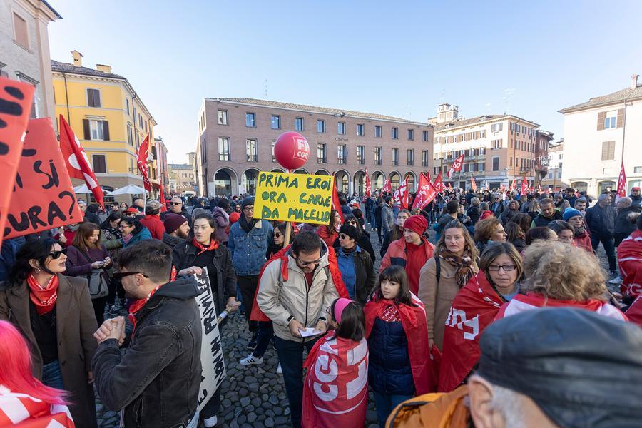 Modena. Sciopero e manifestazione in Piazza Grande con oltre 4mila persone per cambiare la manovra di bilancio