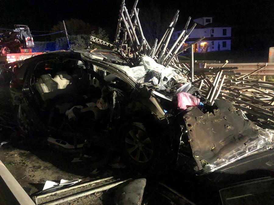 Camion perde il carico e non si ferma, morti un 19enne e un 21enne. Cinque i feriti, uno è gravissimo. E' caccia al pirata