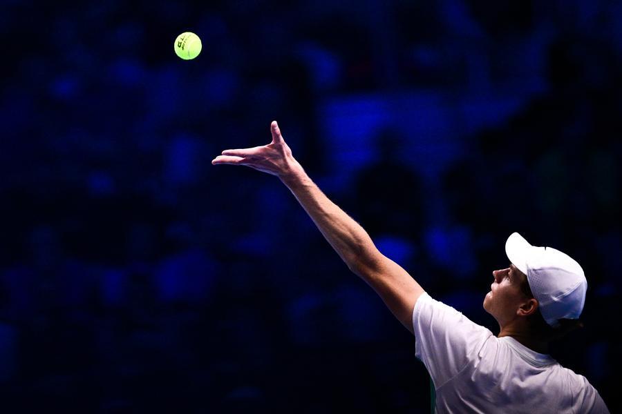 
	Sinner al servizio durante il match delle Atp Finals contro Rune

