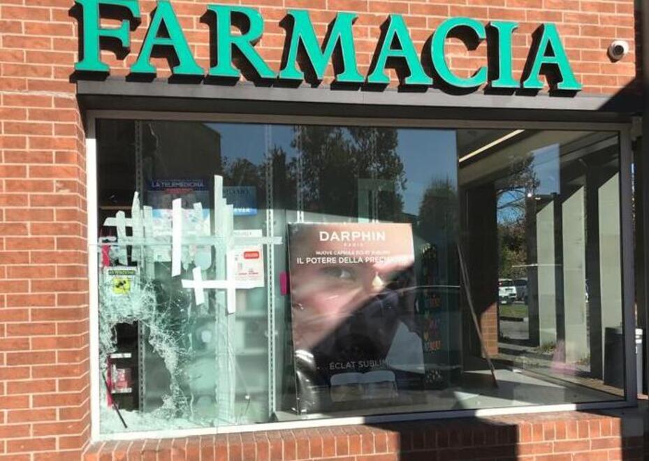 Spaccata alla farmacia Torrenova di Modena: il ladro fugge con il fondo cassa<br type="_moz" />
