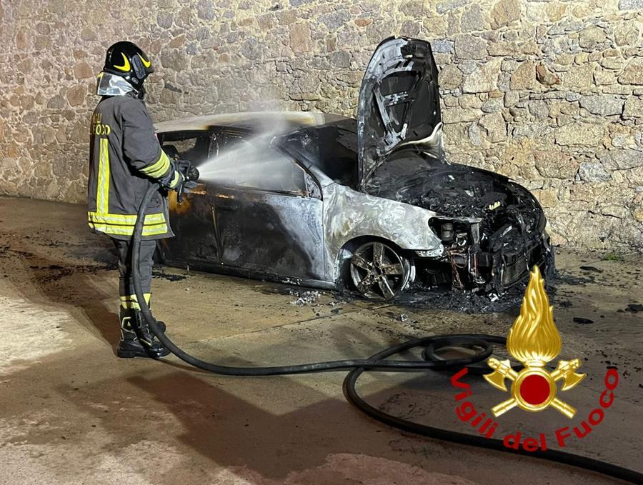 Incendiato il camion di un imprenditore a La Maddalena: «So chi è stato»