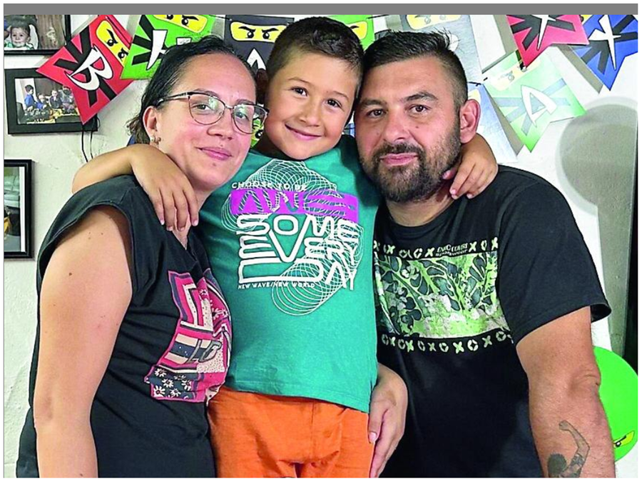 Veronica Gelsomino, 34 anni, unica sopravvissuta al crollo della strada di Monte Pino, con il marito Tomaso e il figlio Francesco