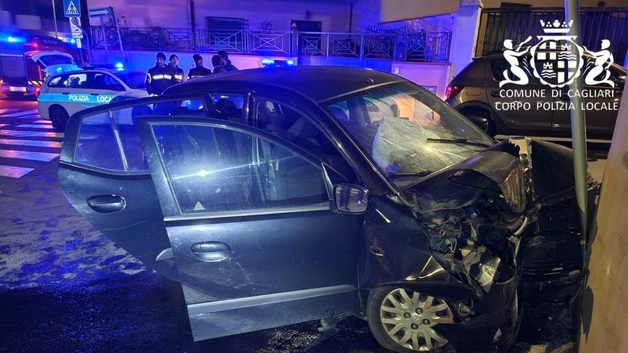 Perde il controllo dell’auto che si schianta contro il muro di una casa a Cagliari: 3 ventenni feriti, 2 sono gravissimi