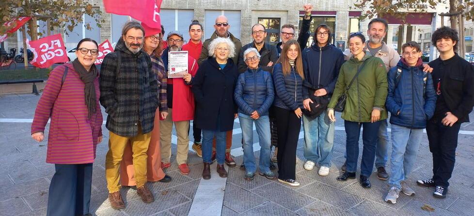 I rappresentanti sindacali della Flc-Cgil Luca Tinacci e Alessandro Granata insieme ad alcuni degli studenti e degli insegnanti del liceo Cecioni presenti al presidio di protesta