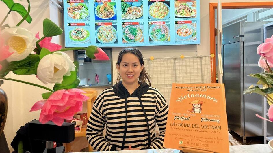 Cam Nhung Sofia Ore nel suo negozio “Vietnamore”