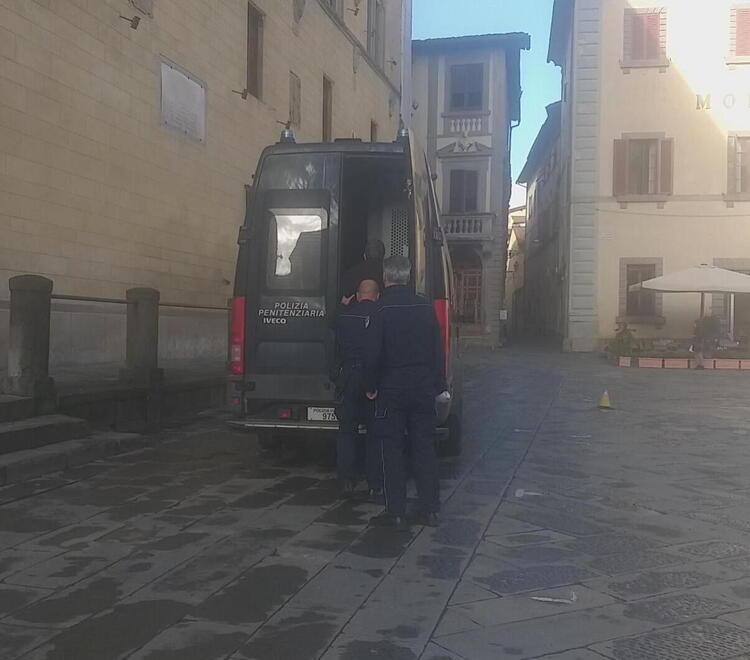 Il 45enne psicologo viene fatto salire sul cellulare dopo essere comparso davanti al gip