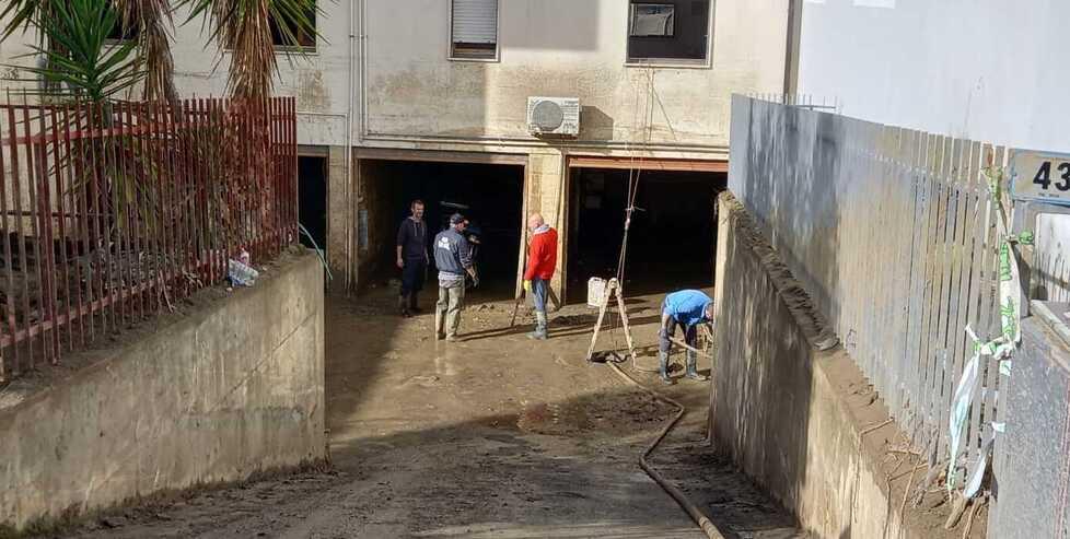 Un garage seminterrato allagato in via Riva a Montemurlo