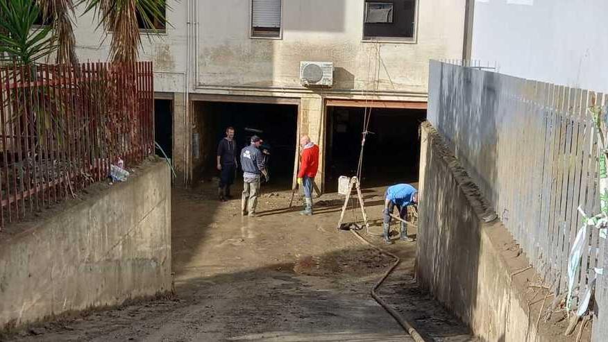 Un garage seminterrato allagato in via Riva a Montemurlo