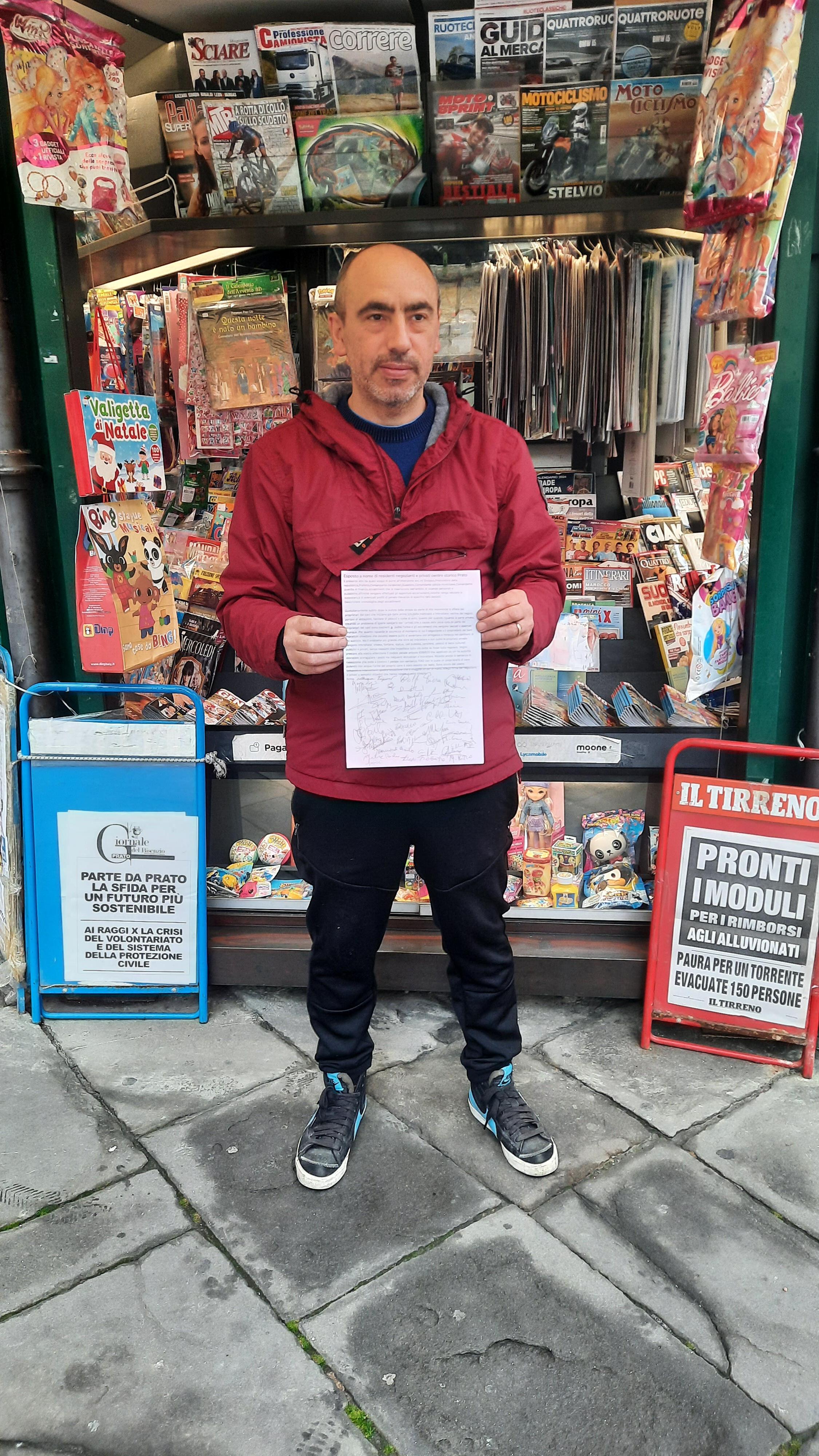 Tiziano Massara mostra il testo della petizione