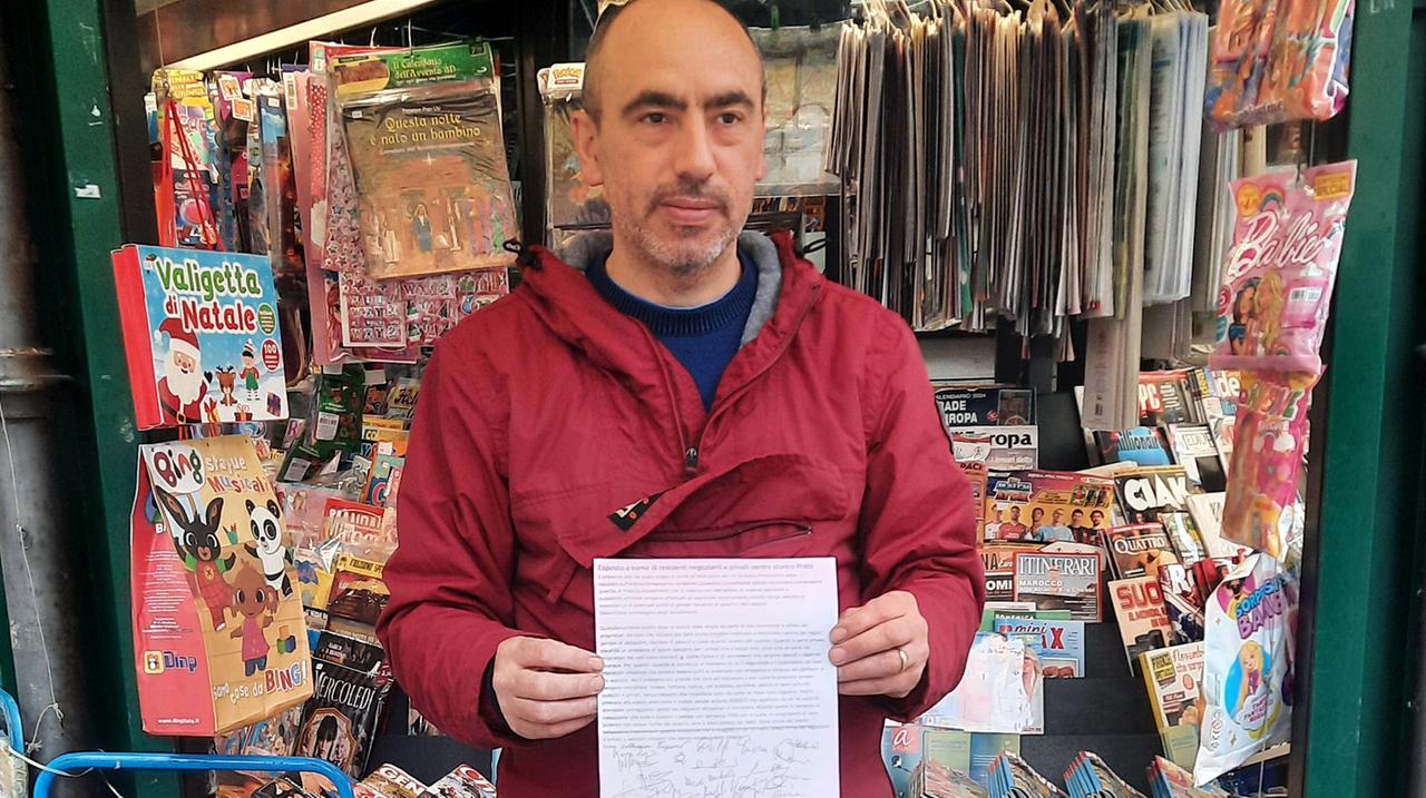 Tiziano Massara mostra il testo della petizione