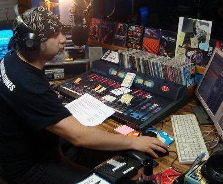 Il dj della trasmissione “Lupi della notte” nella sede di Radio Duemila