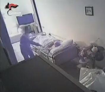 Un frammento delle immagini filmate dai carabinieri a casa dell’anziana