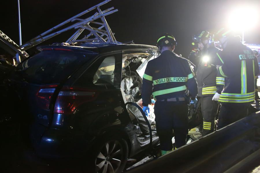 Reggio Emilia, perde il carico, non si ferma e provoca due morti: arrestato il camionista pirata Aveva la patente ritirata per guida in stato di ebbrezza