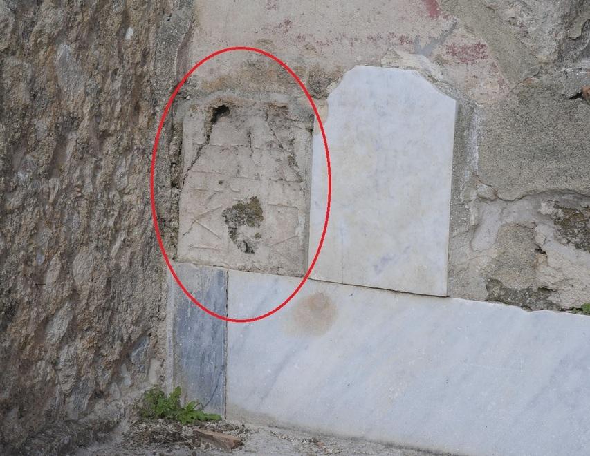 Cade una lastra e spunta un’epigrafe: il parco di Roselle svela una sorpresa